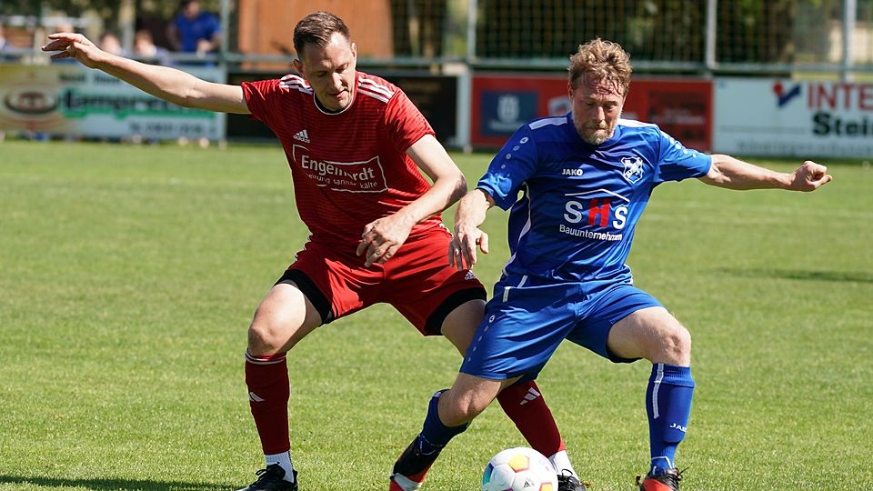 Während Stefan Engel (rechts) mit der SG Alerheim um den Bezirksliga-Aufstieg spielt, droht Michael Jais mit der SpVgg Deiningen der Abstieg.