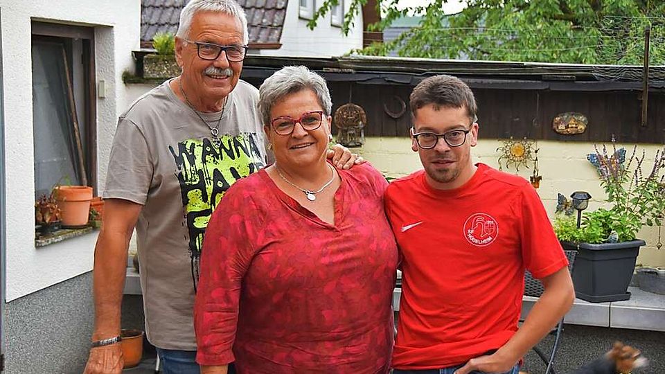 Florian Schadt  mit seinen Eltern Petra und Reinhold Belzner  | Foto: Sophia Hesser