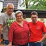 Florian Schadt  mit seinen Eltern Petra und Reinhold Belzner  | Foto: Sophia Hesser