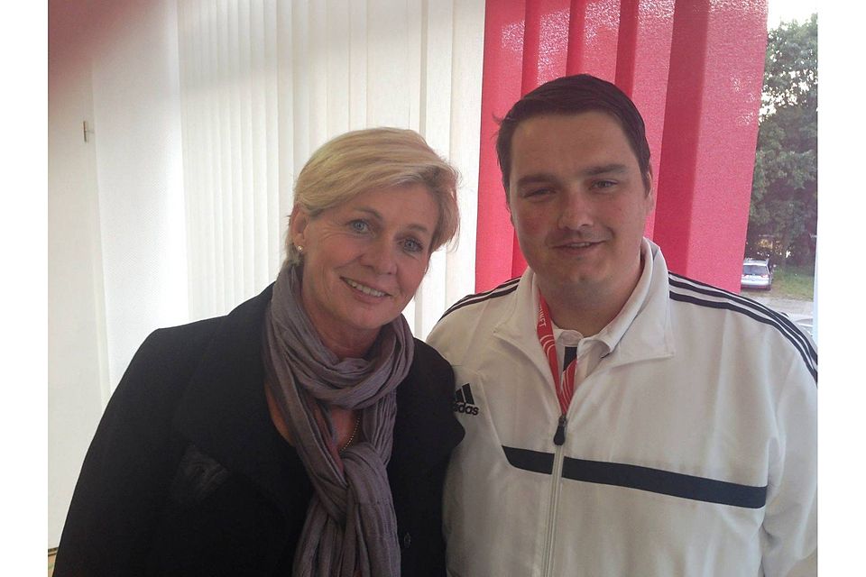 Marco Kloss war vergangenes Jahr freiwilliger Helfer beim Frauen-Länderspiel in Cottbus und traf dabei auch Nationaltrainerin Silvia Neid. Foto: privat.