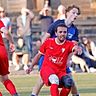 Hintermann: Germania Eberstadt (hinten Johan Herzberg) unterlag in der Fußball-Kreisoberliga der TSG 46 Darmstadt (vorne Mario Leon Mohr), die den dritten Sieg im dritten Saisonspiel feierte.