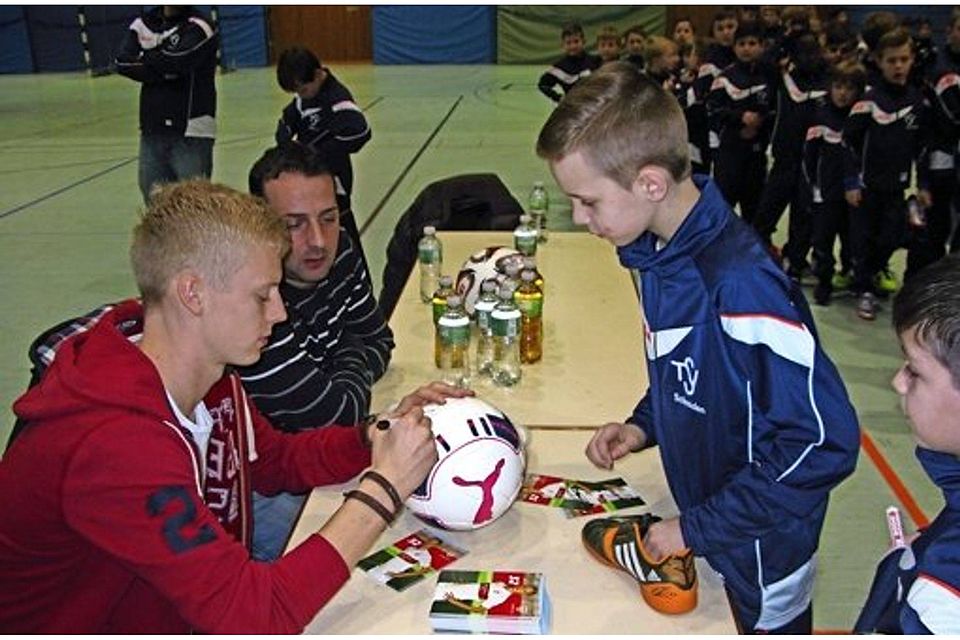 VfB-Profi Timo Baumgartl (links) gibt den Kindern des  TSV Schmiden Autogramme - auch auf Fußbälle und Schuhe. Robin Laure