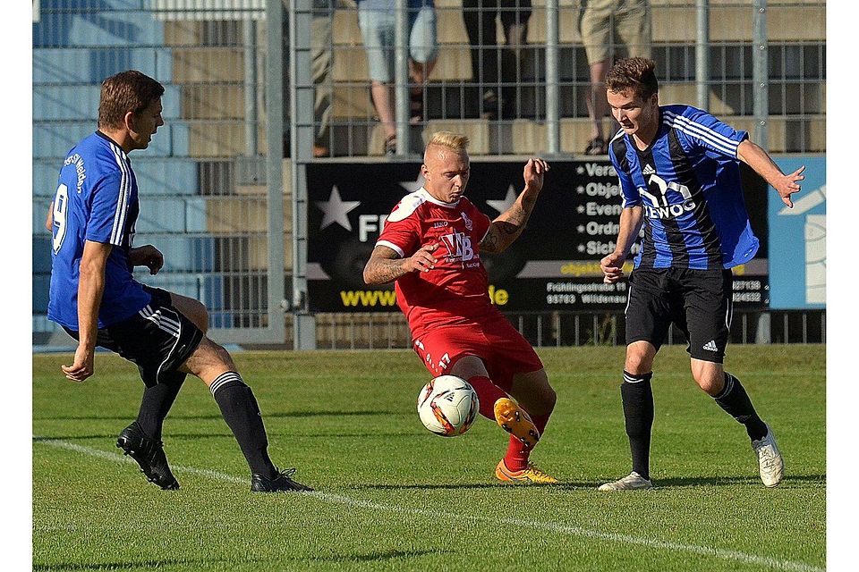 Jens Trunk (mi., im Spiel bei der SpVgg SV Weiden) und der TSV Aubstadt haben sich in letzter Sekunde einen Punkt gesichert. F: Franken