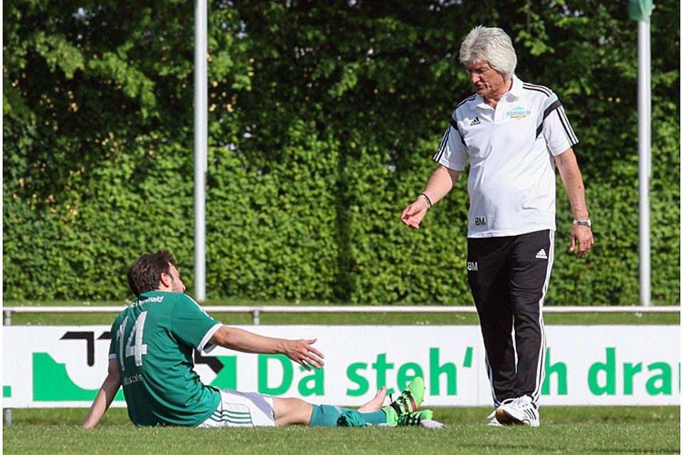 Aufstehhilfe: Trainer Bora Markovic vom FV Schutterwald bietet sie  Martin Weschle an.  | Foto: Alexandra Buss