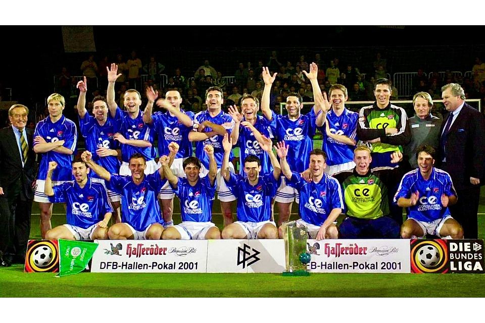 Ein Titel für die Ewigkeit: Am 14. Januar 2001 gewann die SpVgg Unterhaching die Deutsche Hallenfußball-Meisterschaft. Seitdem wurde der Wettbewerb nie mehr ausgetragen: (hinten v.l.) der damalige und mittlerweile verstorbene DFB-Präsident Gerhard Mayer-Vorfelder, Alexander Strehmel, Björn Hertl, Martin Cizek, Didi Hirsch, Alfonso Garcia, André Breitenreiter, Oliver Straube, Miroslaw Spizak, Guido Koltermann, Trainer Lorenz-Günther Köstner, (vorne v.l.) Altin Rraklli, David Zdrillic, Djoni Novak, Danny Schwarz, Matthias Zimmermann, Gerhard Tremmel und Alexander Bugera. Ein Titel für die Ewigkeit: Am 14. Januar 2001 gewann die SpVgg Unterhaching die Deutsche Hallenfußball-Meisterschaft. Seitdem wurde der Wettbewerb nie mehr ausgetragen: (hinten v.l.) der damalige und mittlerweile verstorbene DFB-Präsident Gerhard Mayer-Vorfelder, Alexander Strehmel, Björn Hertl, Martin Cizek, Didi Hirsch, Alfonso Garcia, André Breitenreiter, Oliver Straube, Miroslaw Spizak, Guido Koltermann, Trainer Lorenz-Günther Köstner, (vorne v.l.) Altin Rraklli, David Zdrillic, Djoni Novak, Danny Schwarz, Matthias Zimmermann, Gerhard Tremmel und Alexander Bugera.