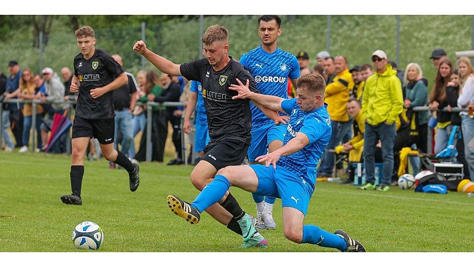 Die Spieler des SSV Medenbach, hier in den schwarzen Trikost mit Elias Jonathan Seiler (l.) und Louis Sahm, sollen es bei der SG Naunheim/Niedergirmes im Sinne des SSV Sechshelden richten. Der grätschende Kevin Bräuer (r.) reist mit dem SSV Frohnhausen am Sonntag zum TSV Bicken. Foto: Jonathan Ortmann Die Spieler des SSV Medenbach, hier in den schwarzen Trikost mit Elias Jonathan Seiler (l.) und Louis Sahm, sollen es bei der SG Naunheim/Niedergirmes im Sinne des SSV Sechshelden richten. Der grätschende Kevin Bräuer (r.) reist mit dem SSV Frohnhausen am Sonntag zum TSV Bicken. Foto: Jonathan Ortmann © Jonathan Ortmann