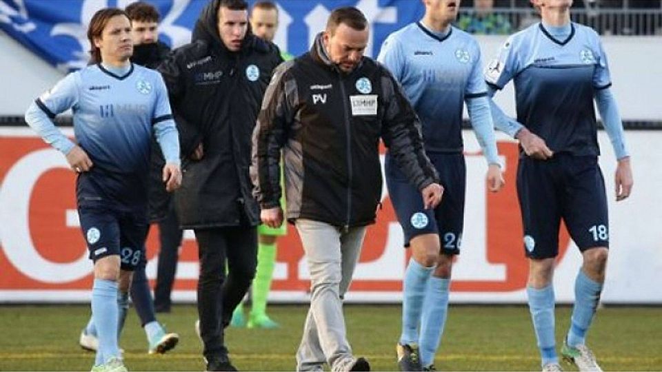 Enttäuschte Kickers: Auch Sebastian Mannström (li.) konnte seine Chance in der Anfangsformation wieder einmal nicht  nutzen. Foto: Pressefoto Baumann