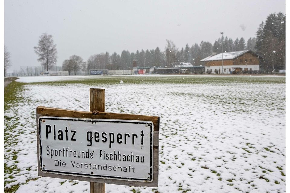 Platz gesperrt Sportfreunde Fischbachau Schneefall Schild Spielabsage Symbolfoto Winter Schnee Rasen