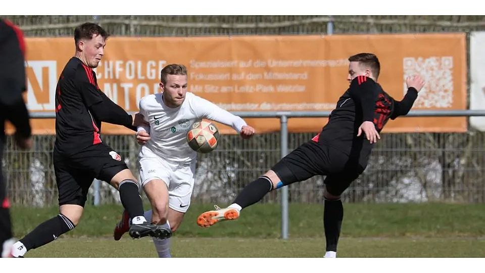 Gladenbachs Stürmer Maxim Usinger setzt gegen die Roßdorfer Lennart Mann (links) und William Behrndt zum Durchbruch an. © Jens Schmidt