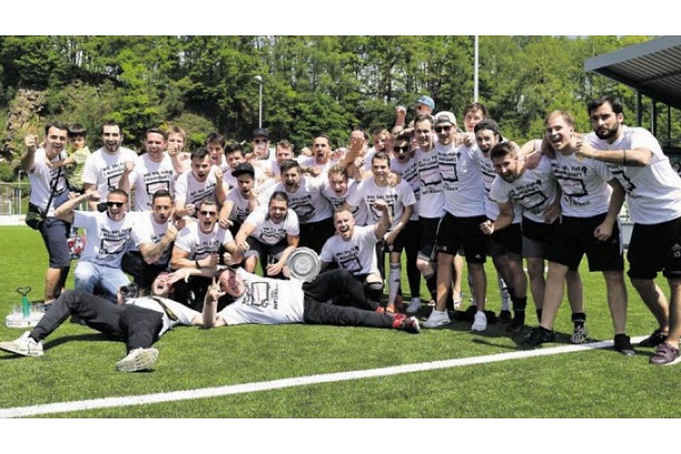 Erst gespielt, dann gab’s für Wiehls Dritte die  Meisterschale und anschließend begann die Feier. Foto: Arnold.