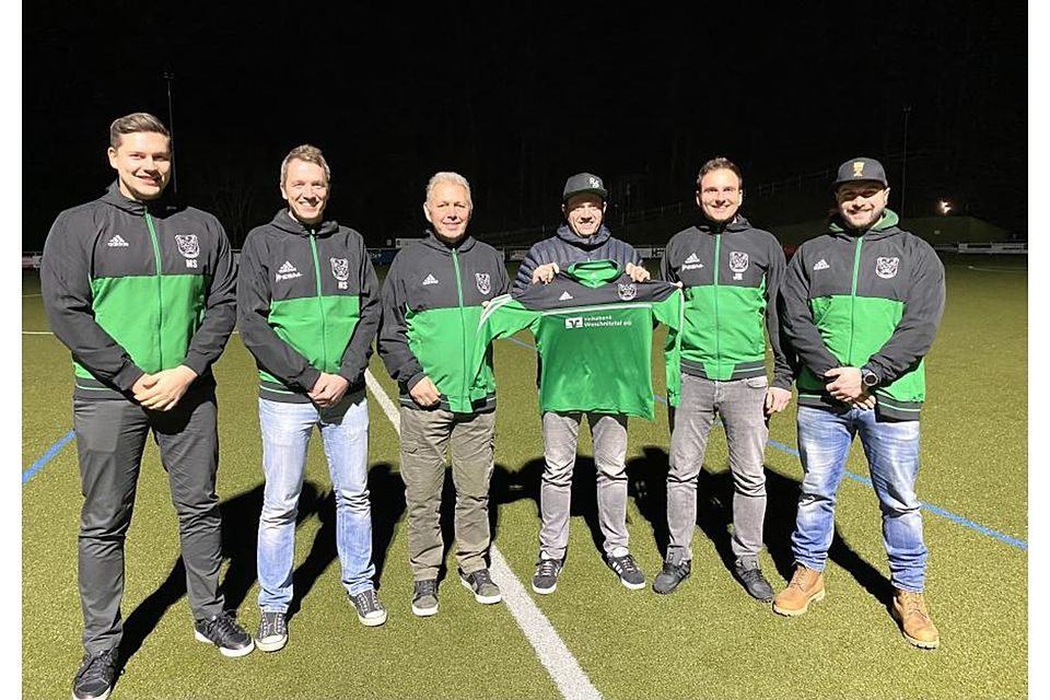 Mitlechterner Empfangskomitee für den neuen Trainer Ronny Sauer (Dritter von rechts).	Foto: KSG
