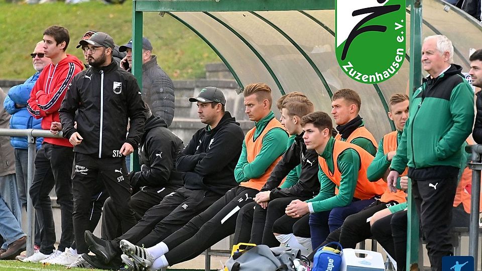 Steffen Schieck (l. mit Mütze) und Marcel Groß (daneben sitzend) haben beim FC Zuzenhausen verlängert.