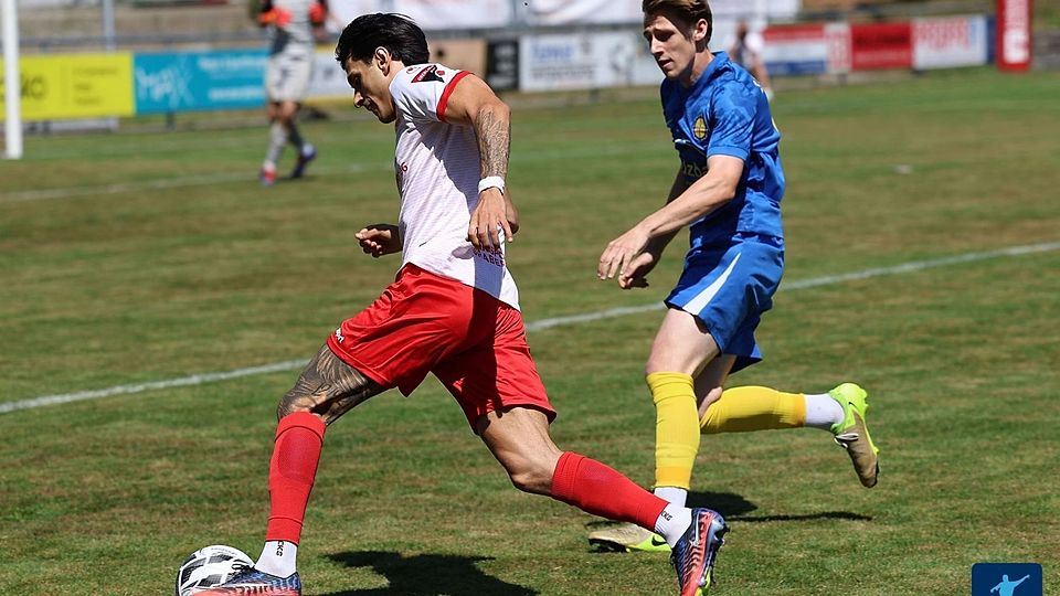 Beim Oberliga-Auftakt mussten die Mühlhausener (blau) in Backnang häufig den Gegner hinterherlaufen.