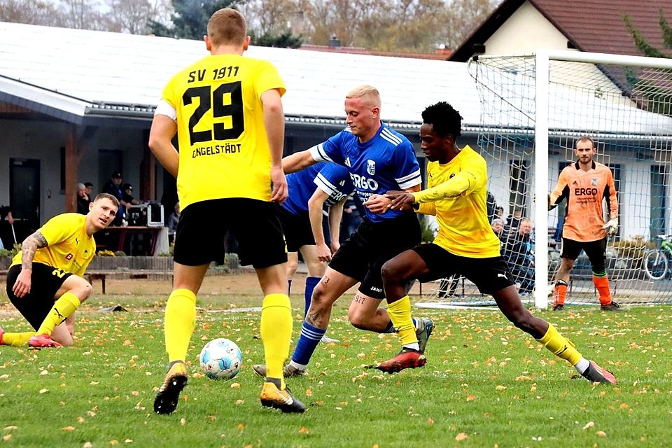 Durch eine Verbandsentscheidung kommt es am letzten Spieltag noch zu einem zusätzlichen Fernduell zwischen Bad Tennstedt und Dingelstädt. Durch eine Verbandsentscheidung kommt es am letzten Spieltag noch zu einem zusätzlichen Fernduell zwischen Bad Tennstedt und Dingelstädt.