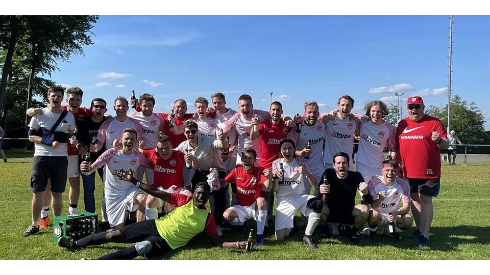 Mit dem 2:1-Sieg gegen den FC Schöffengrund II ist es soweit. Die Fußballer der SG Hohenahr II feiern die Meisterschaft in der C-Liga und kehren damit in die B-Liga zurück. © Felix Leyendecker