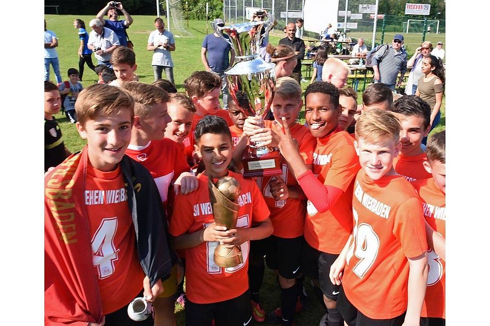 So sehen Sieger aus: Anno 2017 hat der Nachwuchs des SV Wehen Wiesbaden zum zweiten Mal nach 2012 das internationale D-Jugend-Pfingsturnier von Eintracht Oberursel gewonnen. 	Foto: jf