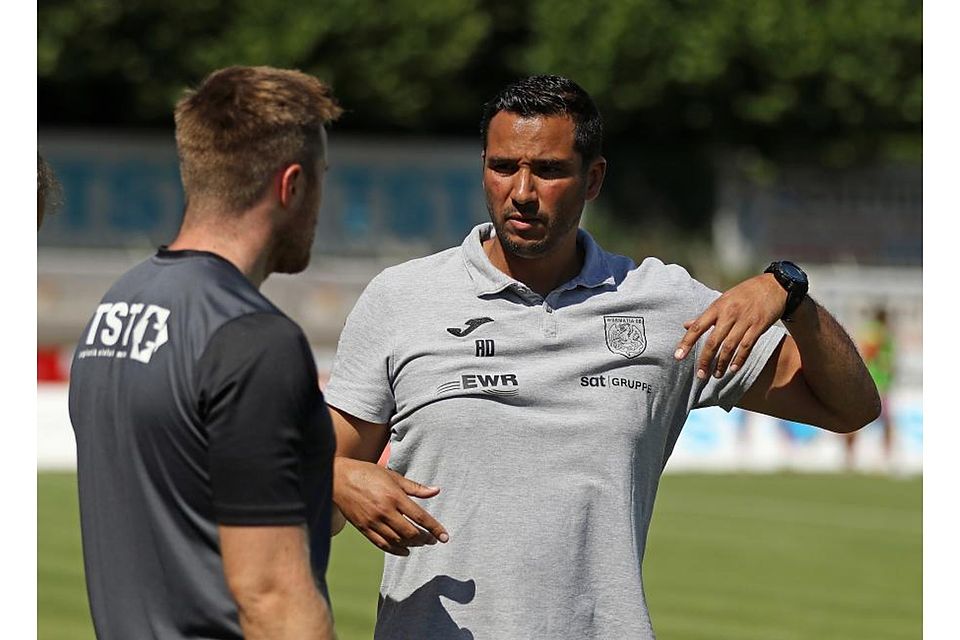 Besprechung vor dem Wiedersehen: Trainer Anouar Ddaou (rechts, hier mit Co-Trainer Björn Weisenborn) trifft mit Wormatia Worms auf Ex-Club SV Gonsenheim.	Archivfoto: Christine Dirigo