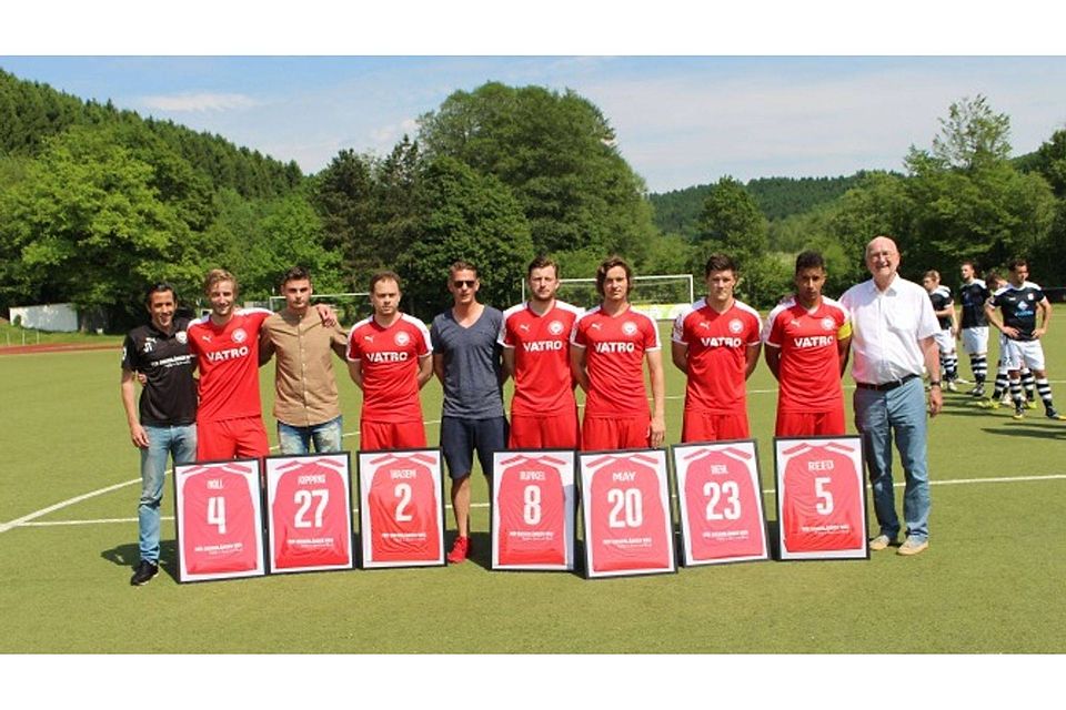 Gleich sieben Spieler sagten dem 1. FC Kaan-Marienborn nach dem letzten Spiel gegen den SuS Neuenkirchen "Auf Wiedersehen!" Fotos (2): geo