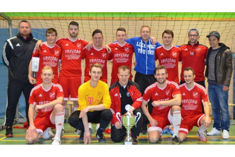 Strahlende Gesichter bei Spielern und Verantwortlichen des TV Sottrum: Der Kreisligist gewann den achten „Köster-Cup“ des TSV Bülstedt/Vorwerk. Im Finale setzte sich das Team von Trainer Vitalij Kalteis (links) über den Bremen-Ligisten TuS Schwachhausen durch und stellte mit Matthias Michaelis (hinten, Zweiter von links) auch den besten Torjäger des Turniers. Foto: Moje