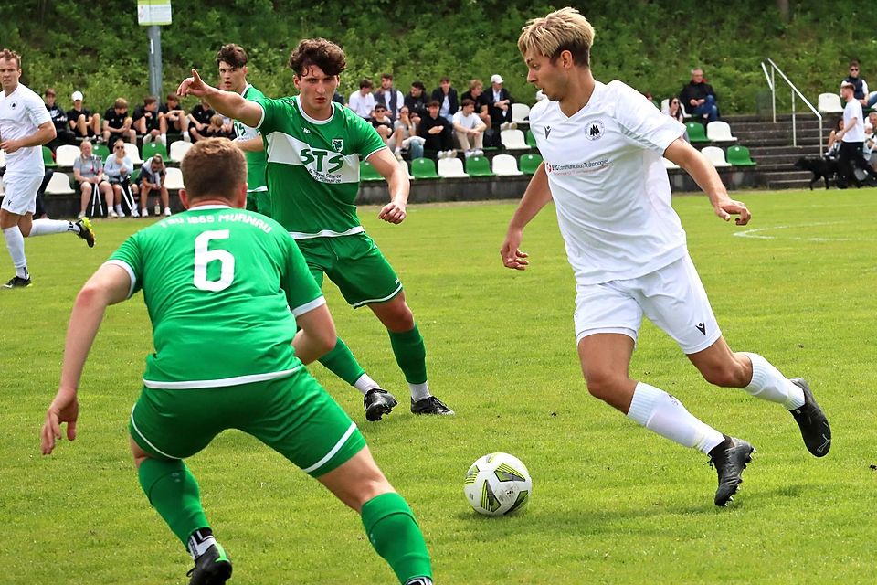 Mit zwei Toren war Lasse Wippert (r.) einer der Matchwinner beim Neurieder 3:0-Sieg gegen Murnau.