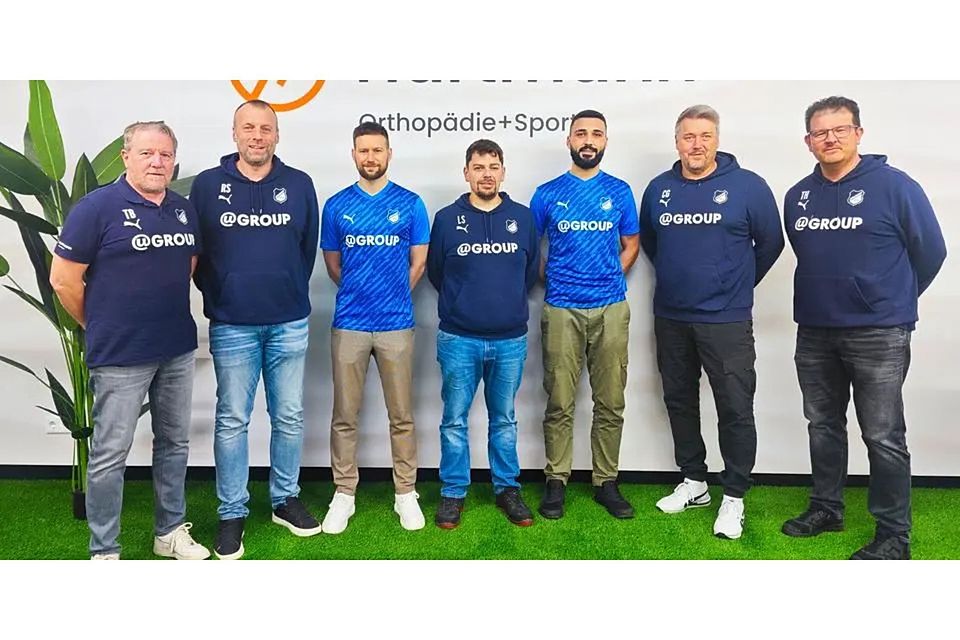 Fußball-Kreisoberligist SSV Frohnhausen stellt Neuzugänge vor (v.li.): Thorsten Bastian, Ralf Schaffner, Niklas Spies, Ludwig Sauer, Okan Kunt, Carsten Grundmann und Thimo Hees. Foto: SSV Frohnhausen © SSV Frohnhausen