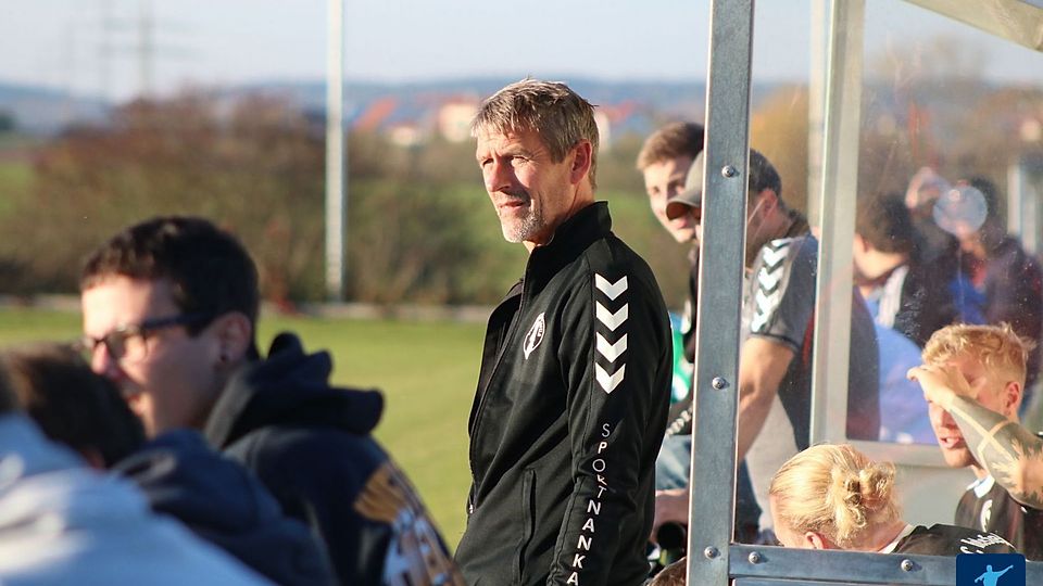 Achim Beck (Mitte) ist nicht mehr Trainer des Kreisklassenzweiten FC Edelsfeld.