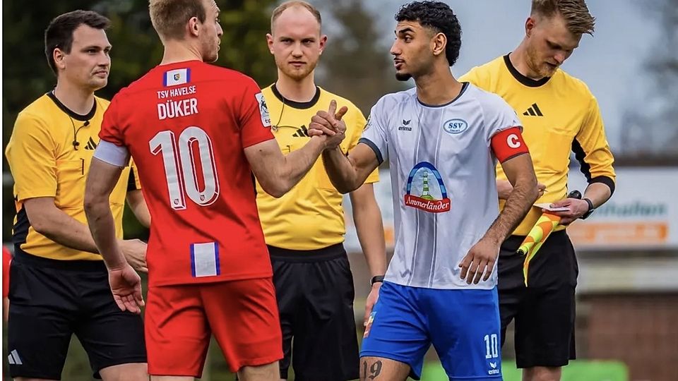 Kapitän Kasra Ghawili und Julius Vincent Düker gemeinsam mit dem Schiedsrichtergespann.