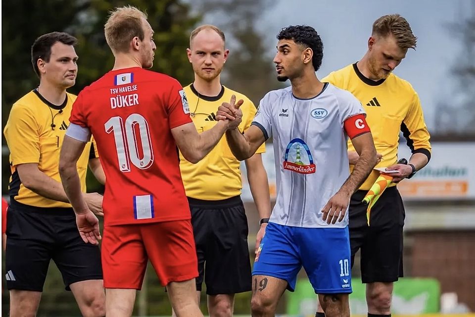 Kapitän Kasra Ghawili und Julius Vincent Düker gemeinsam mit dem Schiedsrichtergespann.