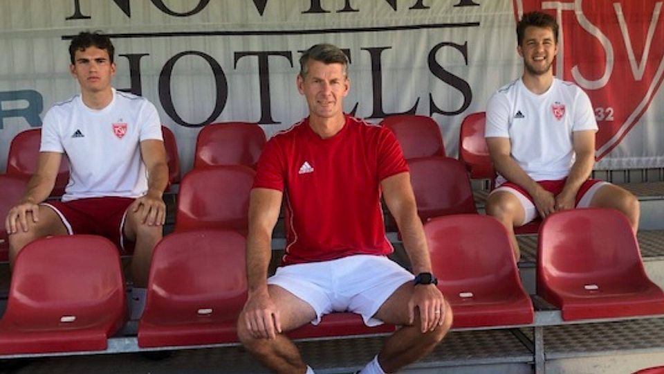 Luis Kettlitz (li.) und Kamron Crow (re.) sind neu beim TSV Kornburg und werden von Coach Hendrik Baumgart (mi.) in Empfang genommen.