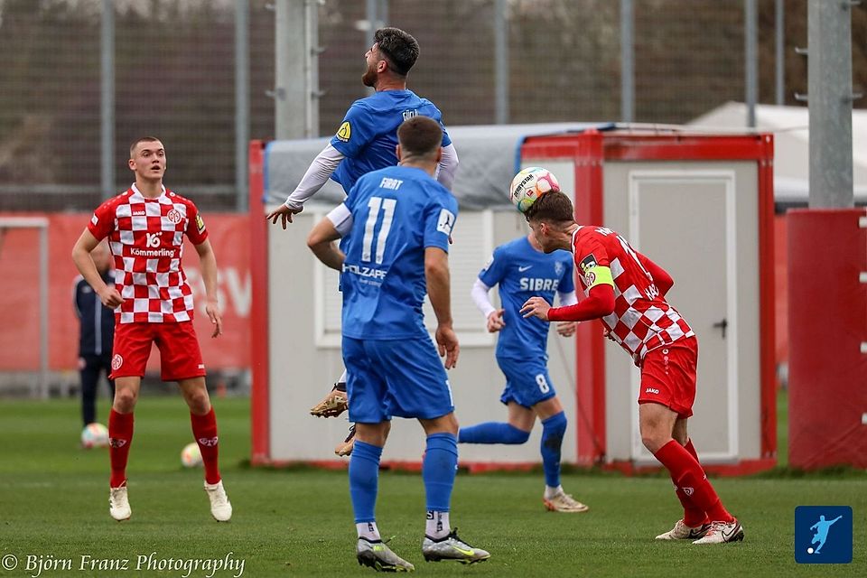 Ein seltener Anblick: Philipp Schulz (links) steht bei einem Zweikampf nur daneben.