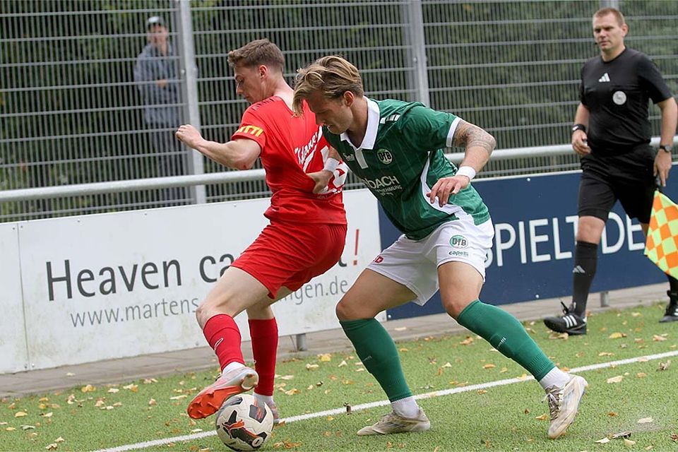 Tanz an der Eckfahne zwischen Marvin Müller (Kilia Kiel) und Luca Menke (re., VfB Lübeck).
