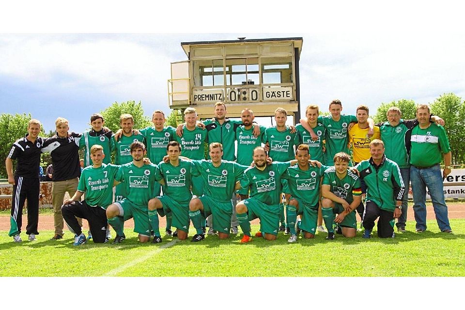 Ordentlich adé sagen: Die Mannschaft des TSV Chemie Premnitz möchte sich in ihrem letzten Heimspiel mit einem Sieg von ihren Fans aus der Landesligasaison verabschieden.  ©Reichert