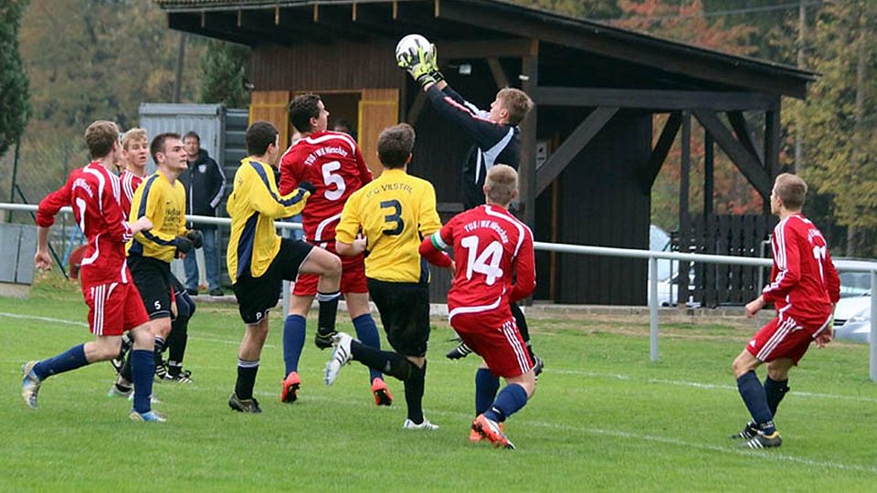 Die JFG Vilstal (gelbe Trikots) steht mit dem Rücken zur Wand und muss am letzten Spieltag unbedingt gewinnen, um den Abstieg abzuwenden. F: Weigert