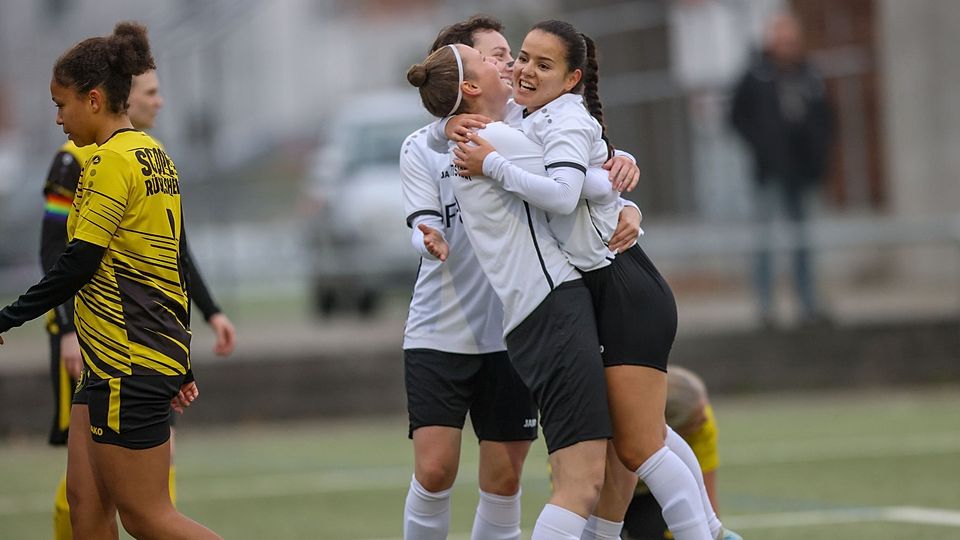 Jubel bei den Damen der DJK SSG Darmstadt nach dem Treffer zum 1:0 im Spiel gegen Opel Rüsselsheim.