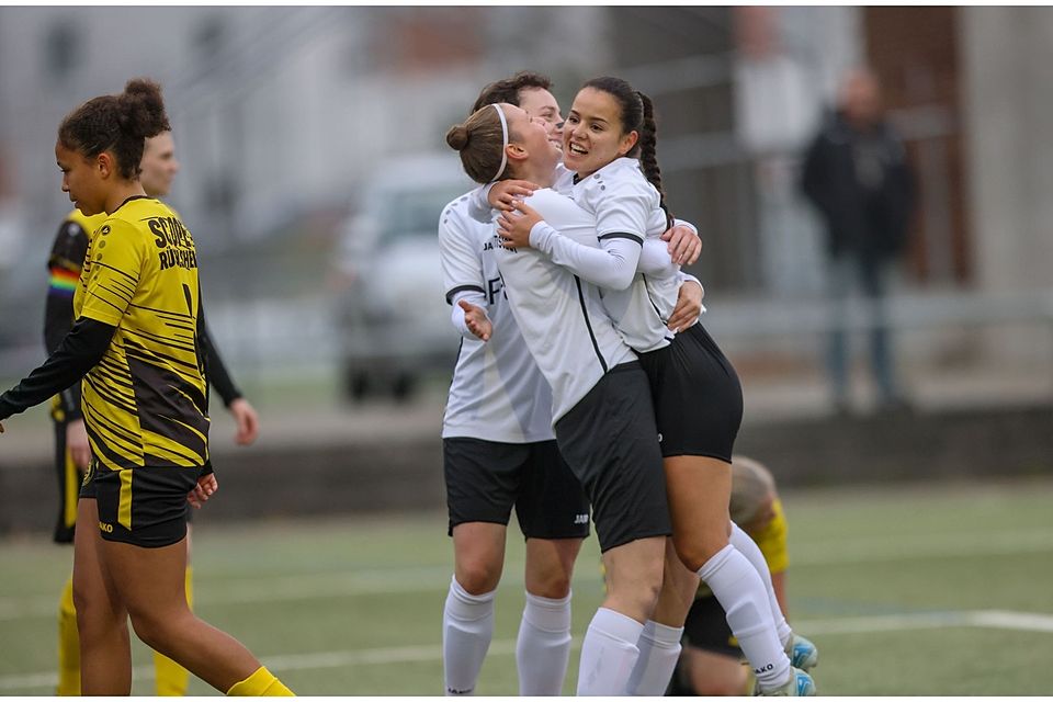 Jubel bei den Damen der DJK SSG Darmstadt nach dem Treffer zum 1:0 im Spiel gegen Opel Rüsselsheim.