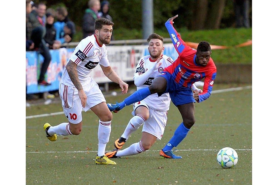 Gegen Kevin Reuter (v. l.) und Tobias Zinken kommt Bonns Fabio-Manuel Dias ins Straucheln., Foto: Herhaus
