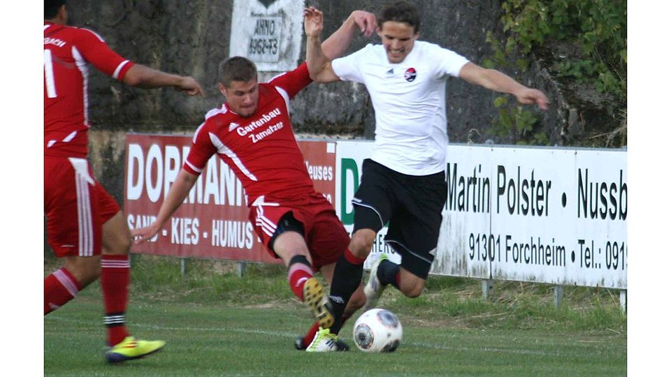 Der SV Poxdorf (weiß) setzte sich mit Mühe in der Verlängerung gegen die DJK Kersbach durch und wird auch in der kommenden Spielzeit in der Kreisliga antreten. F: Maxbauer