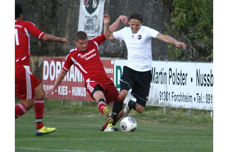 Der SV Poxdorf (weiß) setzte sich mit Mühe in der Verlängerung gegen die DJK Kersbach durch und wird auch in der kommenden Spielzeit in der Kreisliga antreten. F: Maxbauer