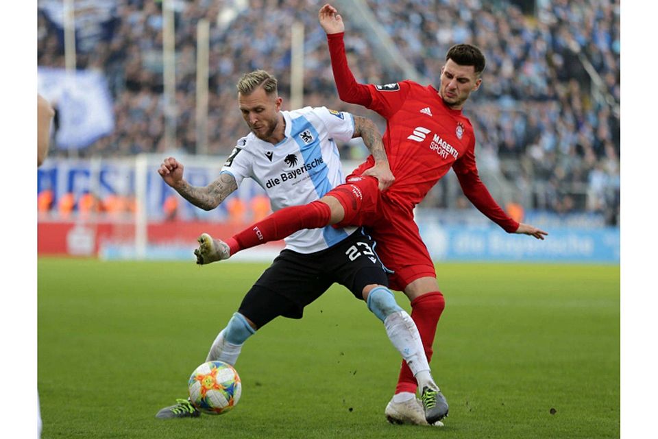 Auf Augenhöhe in der 3. Liga: Der Löwe Tim Rieder (links) hat es hier mit Leon Dajaku vom FC Bayern II zu tun.  sampics