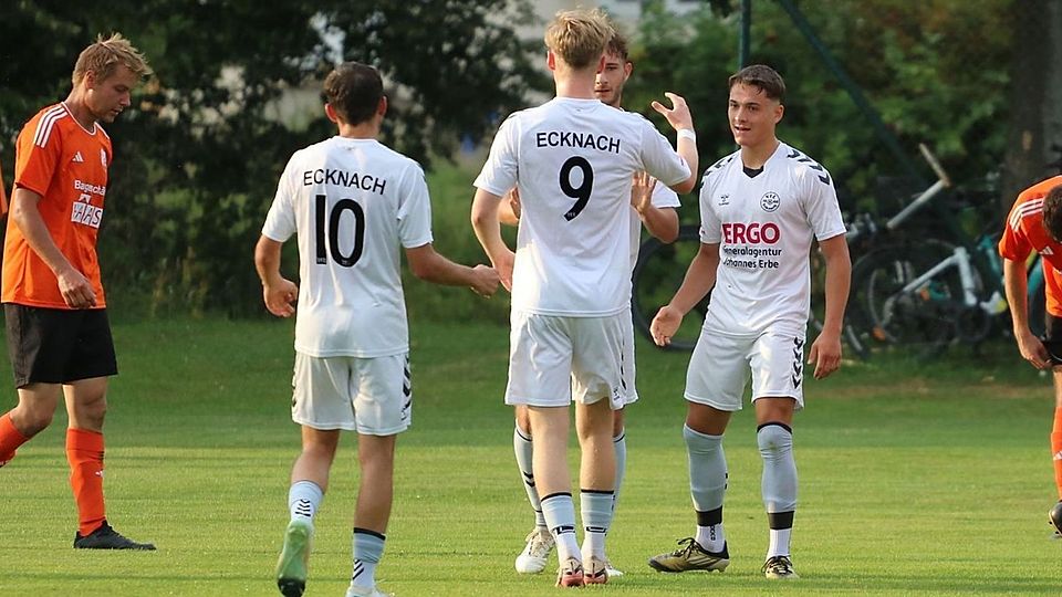 Der VfL Ecknach hat weiter Grund zum Jubeln, beim FC Maihingen gab es den fünften Sieg im sechsten Spiel.