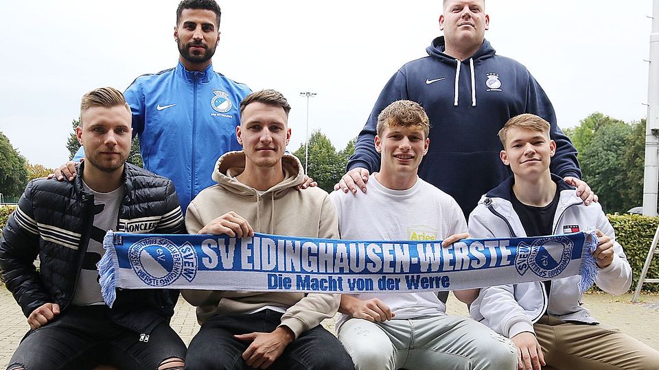 Neuzugänge: Shindar Mohammad (links stehend) und Marc Holtkamp präsentieren Simon Druffel (sitzend von links), Finn Fischer, Cedric Schröder, Leon Großkelwing.