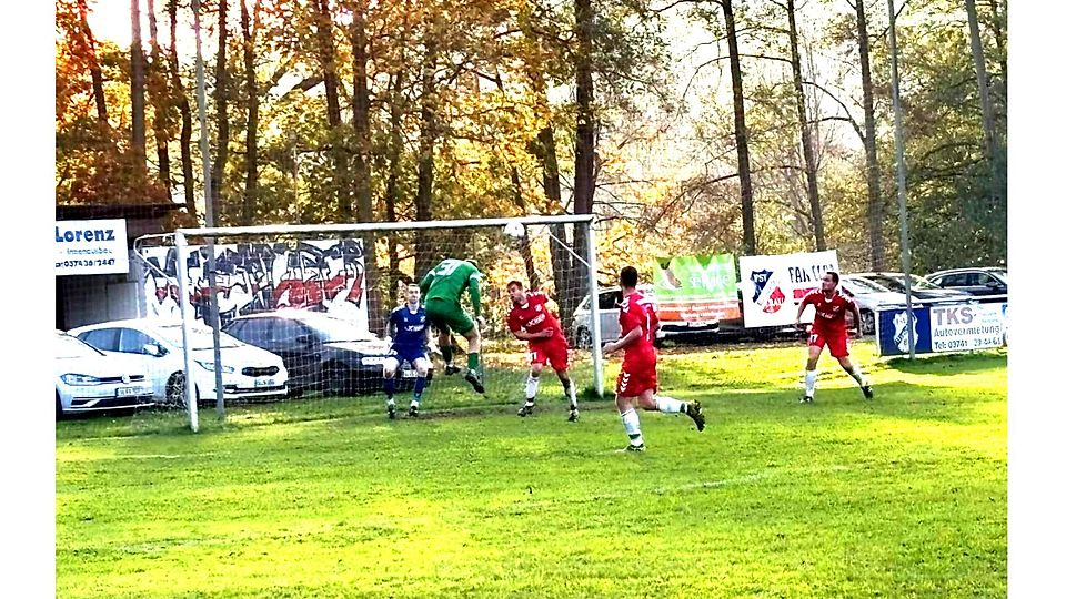 Niklas Günther köpft in der 95. Min. zum 2:2 Ausgleich ein