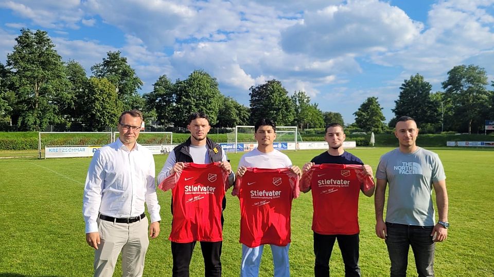 V.l.n.r.: Marcel Buuck (Vorstand Sport), Brahim Basholli, Yakoub Assefi, Nico Khrikuli, Oltian Alihoxha (Sportlicher Leiter).