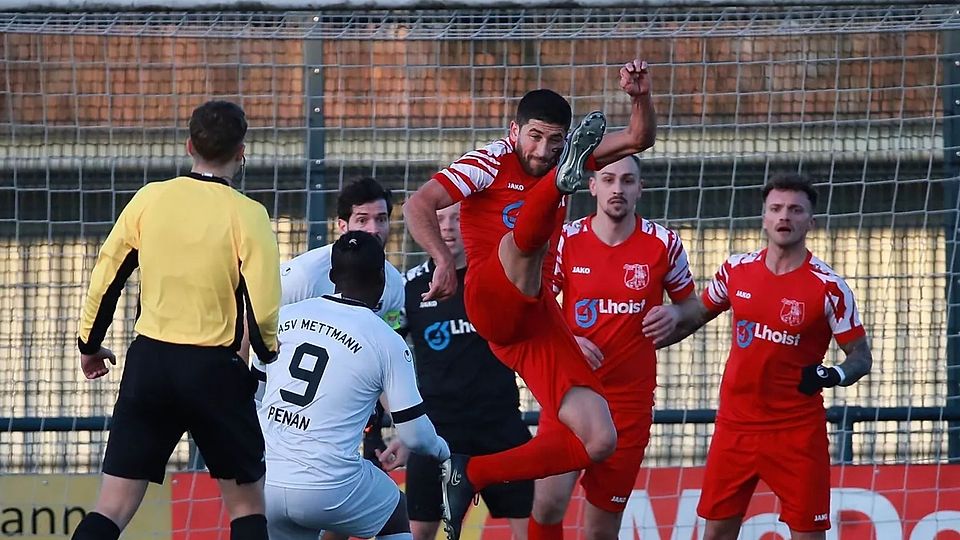 Ahmed Jafari (Bildmitte, springend) hier schon im Trikot des 1. FCW. 