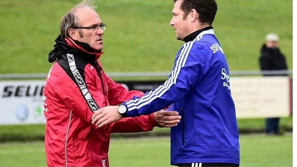 Shakehands nach dem Spiel: Dorfmerkingens Helmut Dietterle (l.) nahm nach dem Spiel in Kirchbierlingen die Glückwünsche von Süd-Trainer Michael Bochtler entgegen.  SZ-Foto: mas