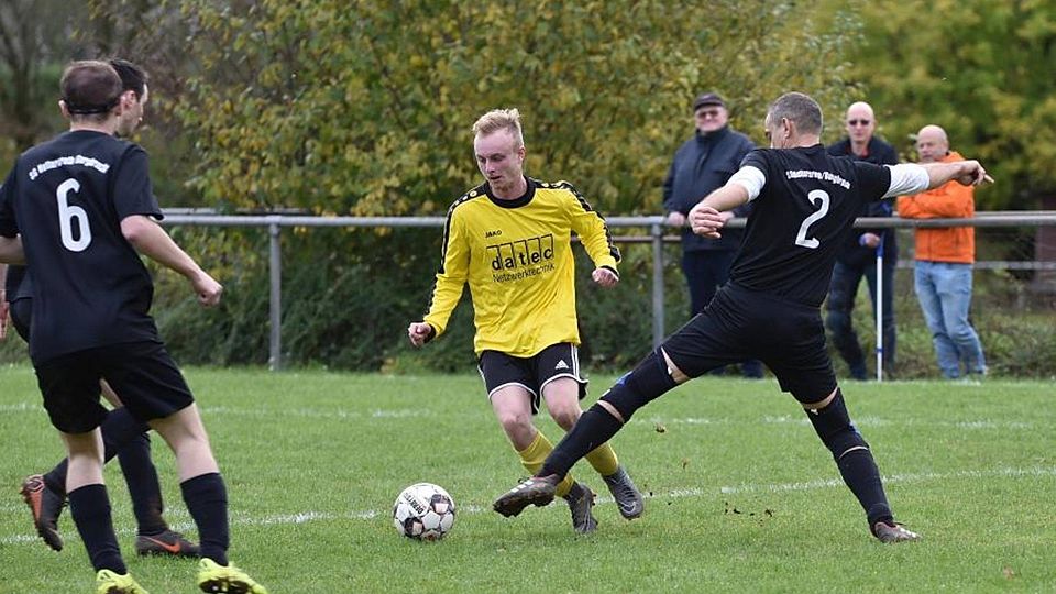 Fabian Fischer im gelben Trikot des FC Alemannia Gedern II wird von Uwe Gottschalk von der SG Hettersroth/Burgbracht II attackiert.  	Foto: erg