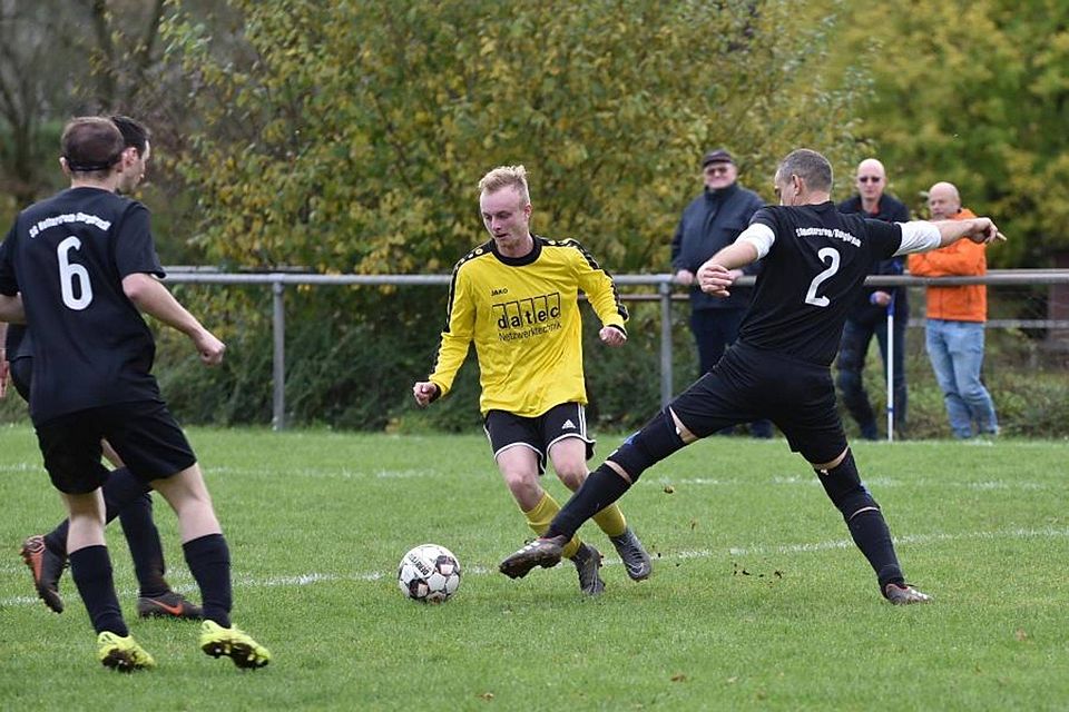 Fabian Fischer im gelben Trikot des FC Alemannia Gedern II wird von Uwe Gottschalk von der SG Hettersroth/Burgbracht II attackiert.  	Foto: erg