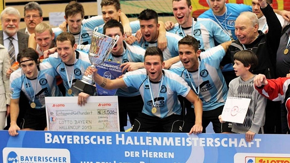 Der SV Seligenporten feiert den bayerischen Hallentitel 2013. F: Gross