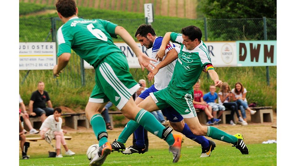 Alles gegeben, aber die Hackenheimer um Marian Ristow nicht gestoppt: Moritz Junkermann (links) und Bernd Reismann scheiden mit der SG in der ersten Verbandspokalrunde aus.