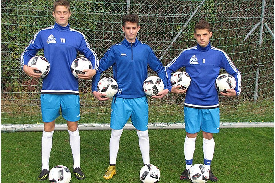 Yannik Hübner, Valentin Huber und Ömer Öztürk (von links) wissen, wie man Torchancen nutzt. Die drei Stürmer der B-Jugend der JFG Wertachtal haben in dieser Spielzeit schon Hattricks erzielt. Hübner schaffte gar das Kunststück, in einem Spiel zwei Dreierpacks zu schnüren. F.: Helmut Bader Yannik Hübner, Valentin Huber und Ömer Öztürk (von links) wissen, wie man Torchancen nutzt. Die drei Stürmer der B-Jugend der JFG Wertachtal haben in dieser Spielzeit schon Hattricks erzielt. Hübner schaffte gar das Kunststück, in einem Spiel zwei Dreierpacks zu schnüren. F.: Helmut Bader